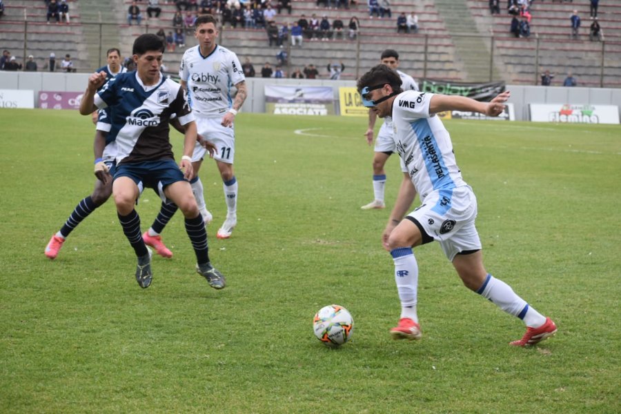 PROYECCION. Utrera intenta desbordar.