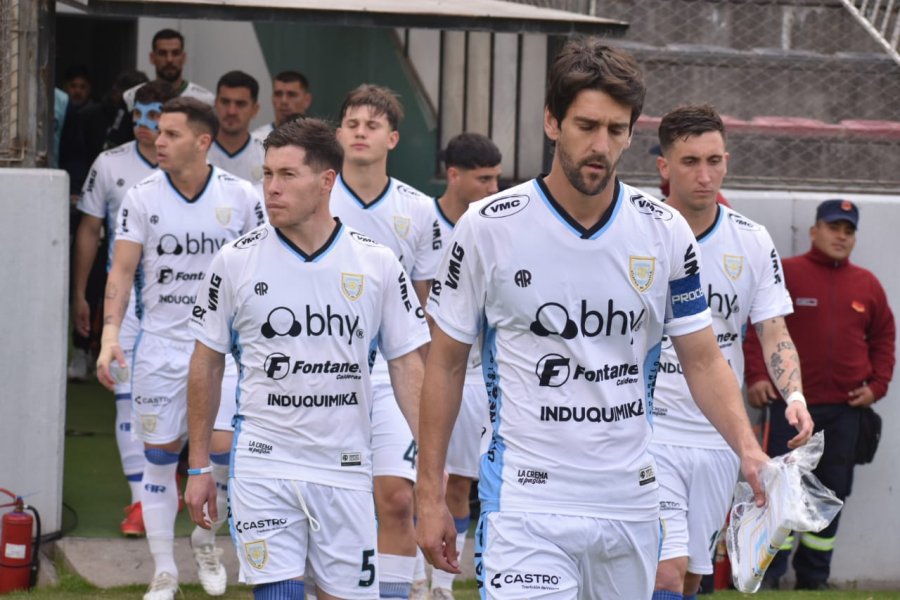 TRANQUILIDAD. Lucas Albertengo cuando ingresaba este domingo al campo de juego.