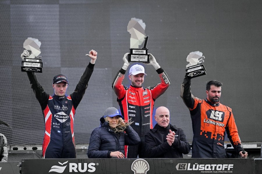 Hernán Palazzo, Agustín Canapino y Mauricio Lambiris en el podio de Río Cuarto.