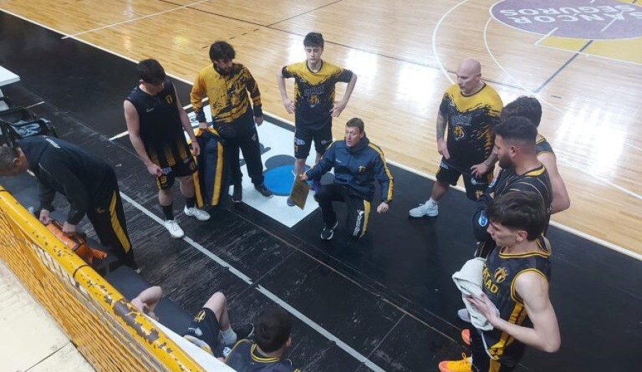 ENTRENADOR. Gustavo Lucato en un tiempo muerto.