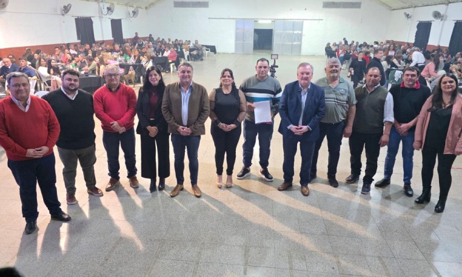 Las autoridades y el público durante la celebración.