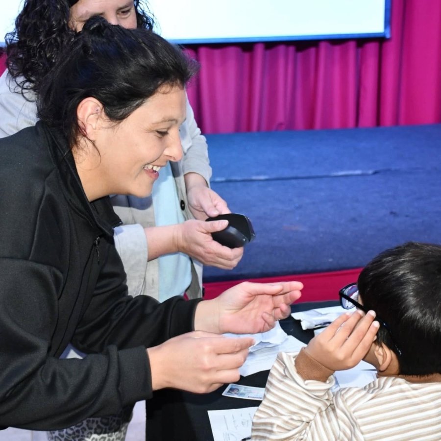 Uno de los niños que recibieron anteojos.