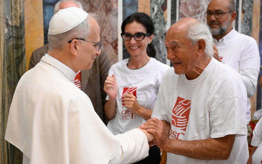 Tras la audiencia el Santo Padre saludó a los participantes.