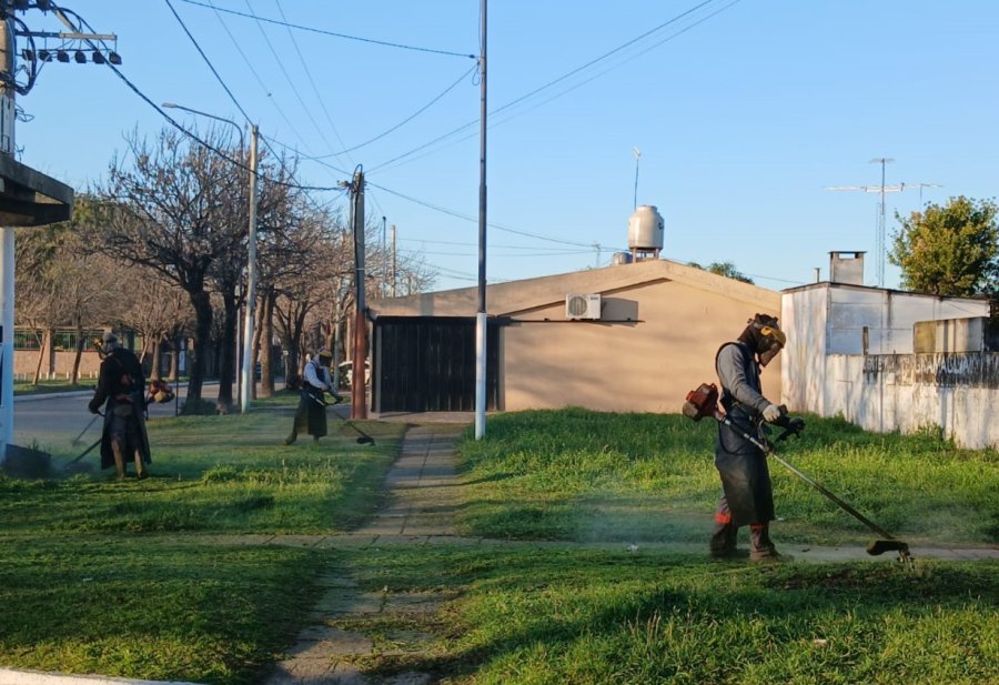TAREAS DE LIMPIEZA. Se realizó un operativo de desmalezado mecánico en parte de la ciclovía que conecta los barrios Fátima, Villa Podio y Villa del Parque.