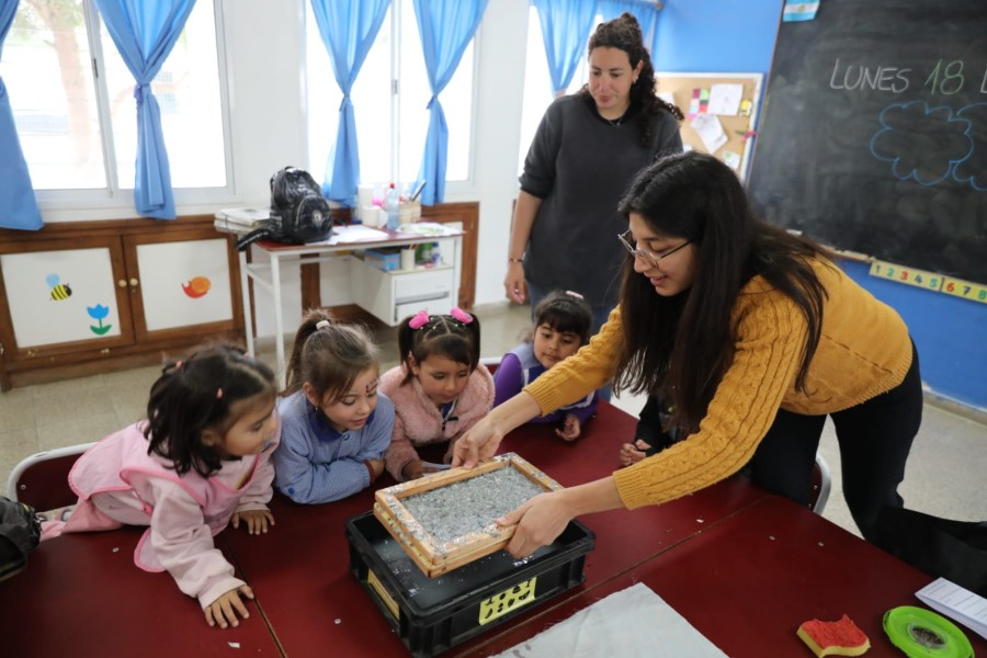 El objetivo es mostrar que los residuos pueden convertirse en recursos, promoviendo hábitos sostenibles desde la infancia.