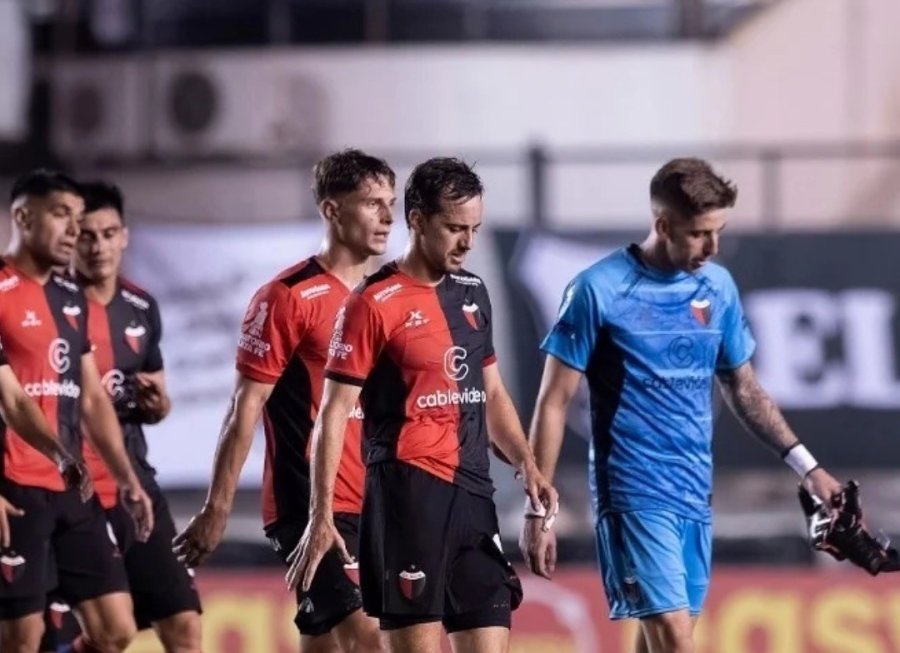 COLÓN, AHORA DIRIGIDO POR EL RAFAELINO MEDRÁN, SE QUEDÓ AFUERA DE TODO