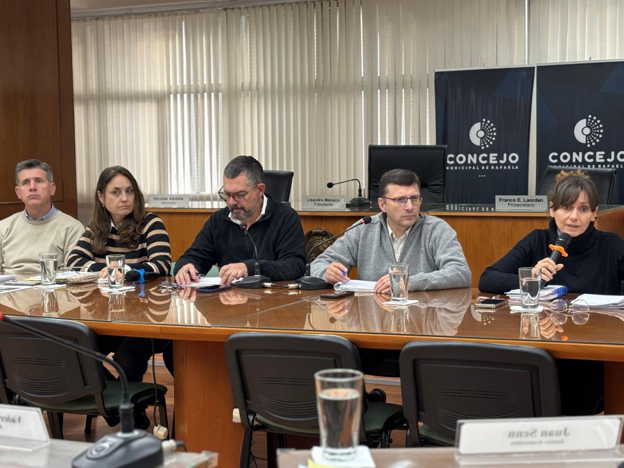 EN LA SALA DE SESIONES. Los legisladores locales recibieron a funcionarios del Ejecutivo para tratar diferentes temas y proyectos pendientes.