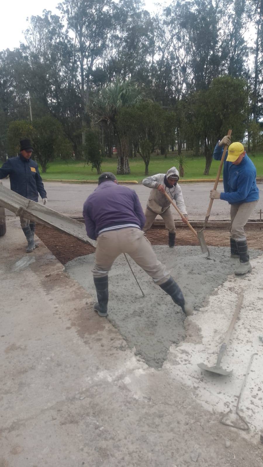 Operarios comunales en plena labor.