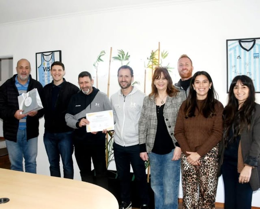 Titulares de la empresa junto a los ediles.