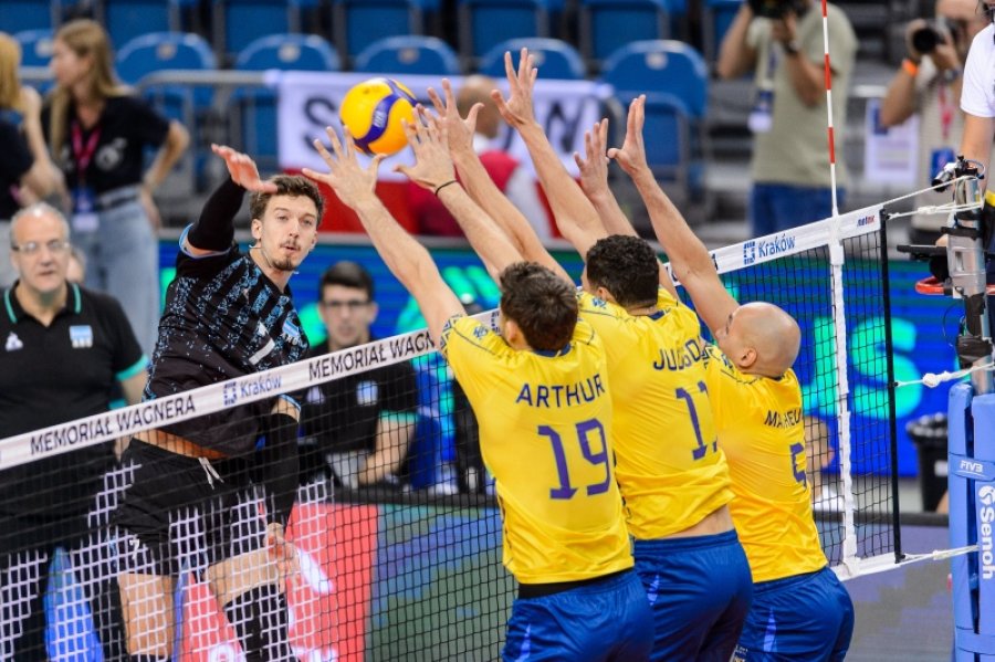 PUESTA A PUNTO. Los rivales sudamericanos se enfrentaron en Polonia.