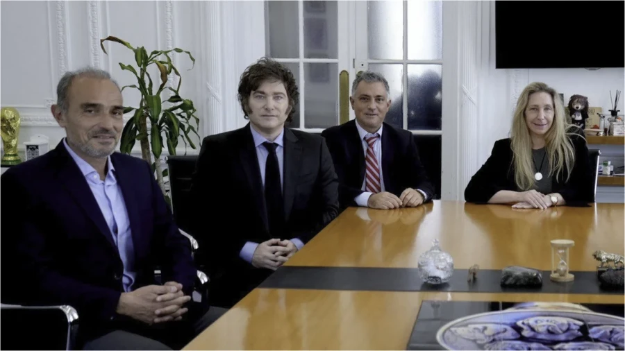 Lule Menem, Javier Milei, Sebastián Pareja y Karina Milei.