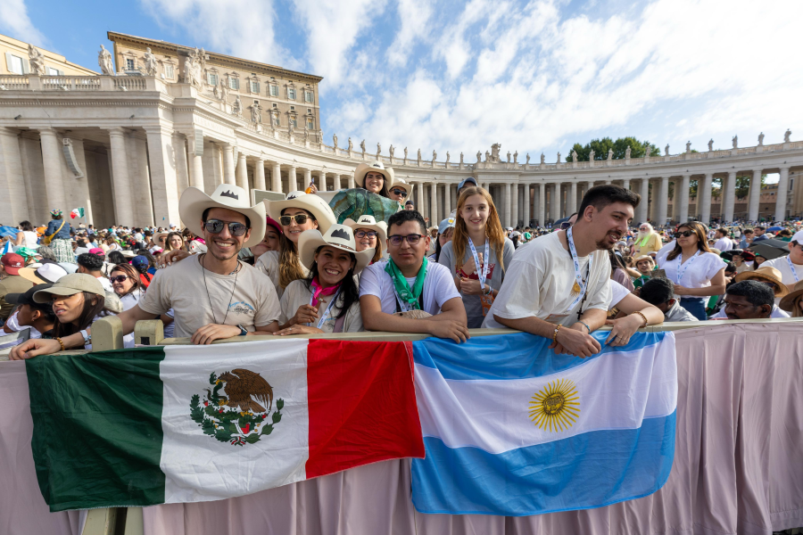 La Plaza San Pedro abarrotada de jóvenes.
