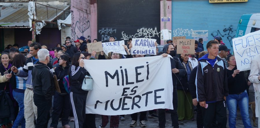 ACTO DE MILEI EN MORENO. Hubo incidentes entre manifestantes afuera del club donde hablará el Presidente.