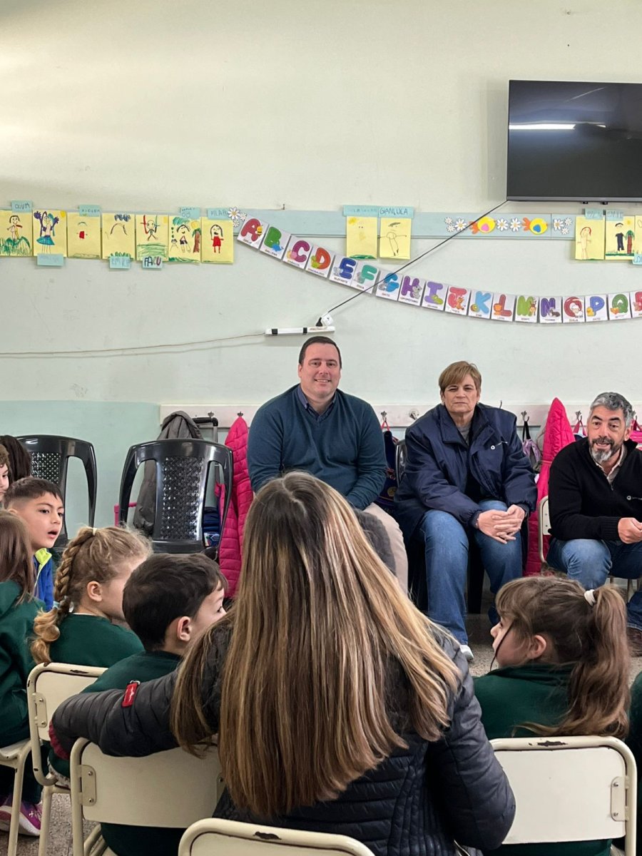 EN LA ESCUELA 25 DE MAYO. Representantes del municipio compartieron la jornada con directivos, docentes y estudiantes.
