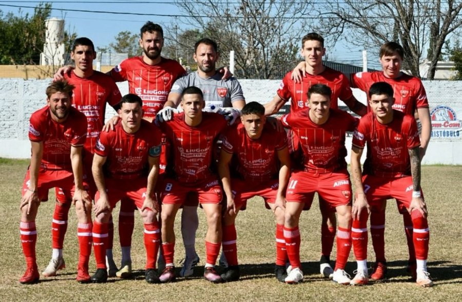 EN LOS NOGALES. Ferro se mide con el Deportivo Aldao.