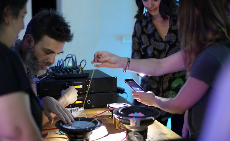 TALLER DE ARTE SONORO. La propuesta está destinada a personas hipoacúsicas mayores de 16 años, en especial.