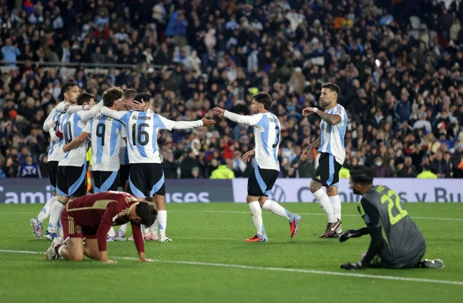 FESTEJO. Argentina superó a Venezuela sin inconvenientes en el Monumental. Noche mágica para el 10.