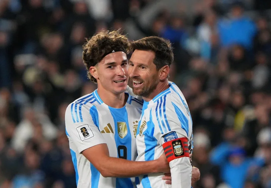 CELEBRAN. Lionel Messi festeja el gol argentino junto con Julián Álvarez, el asistidor.