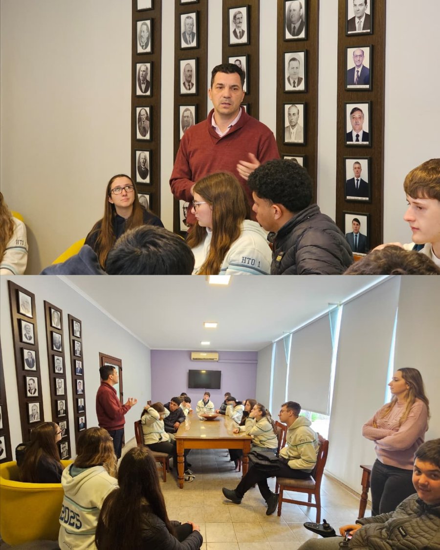 Mauro Gilabert departiendo con los estudiantes.