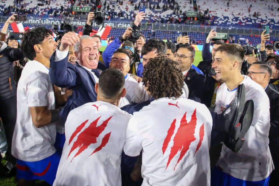 MERECIDO. Gustavo Alfaro, en los festejos con los jugadores.