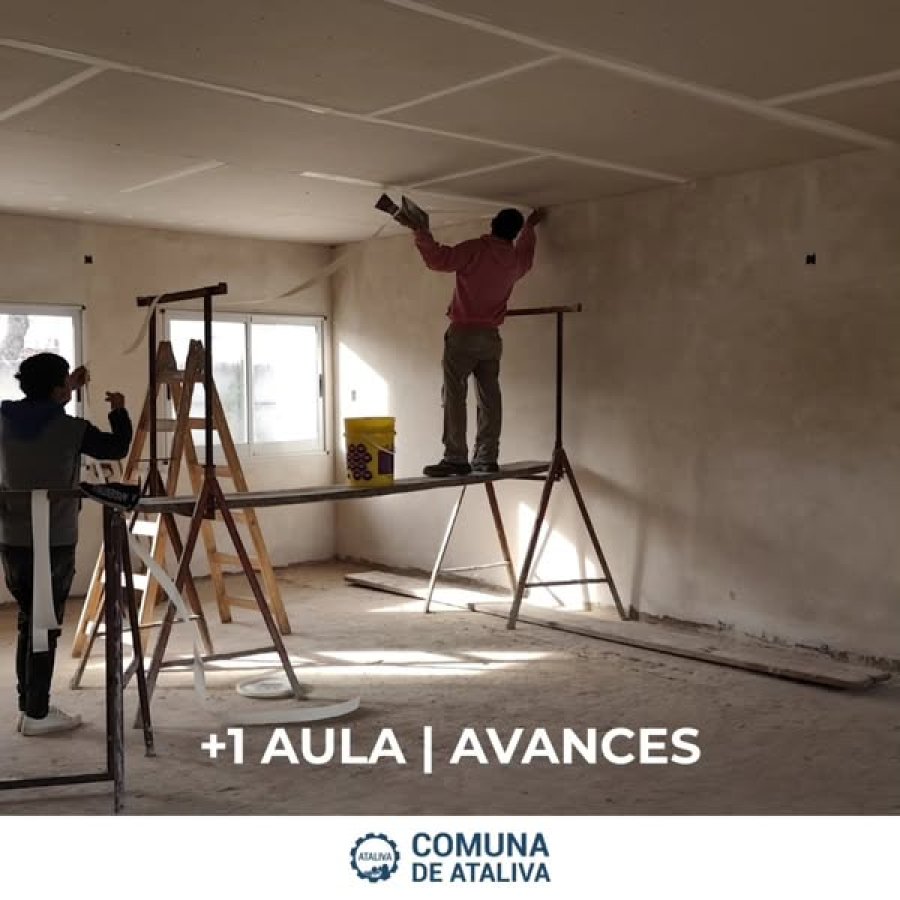 Obreros trabajando en el establecimiento educativo.