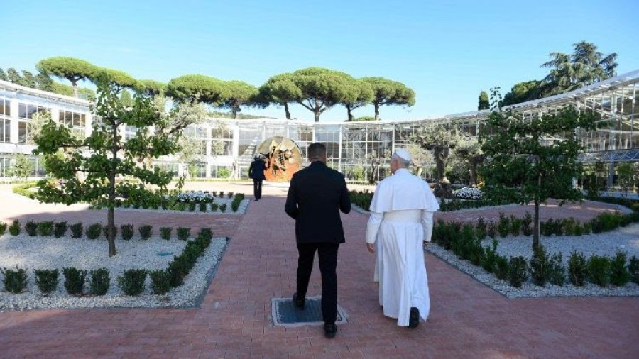 El papa León XIV recorre el Borgo Laudato si'.