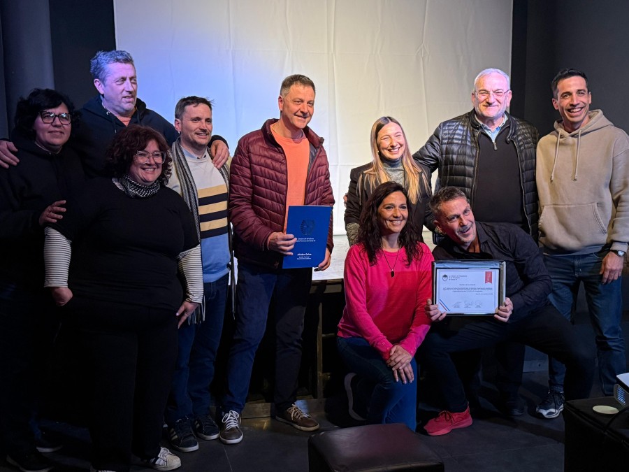 integrantes de MaquinArte junto a las autoridades.