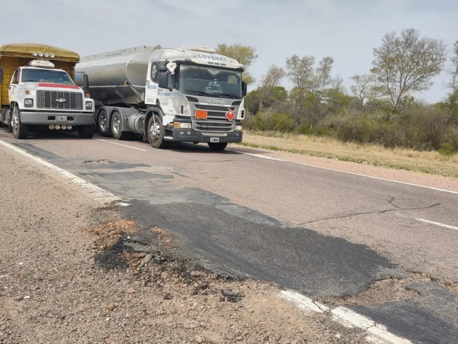 REALIDAD. El deterioro de las rutas en nuestro país es constante.