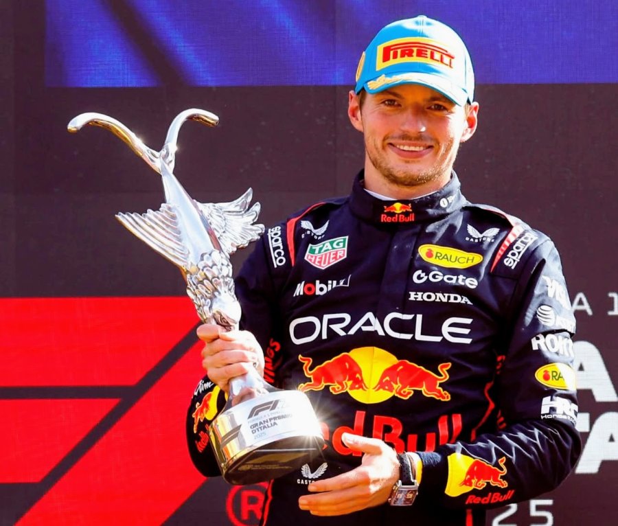 Max Verstappen con su trofeo en el podio del circuito de Monza.