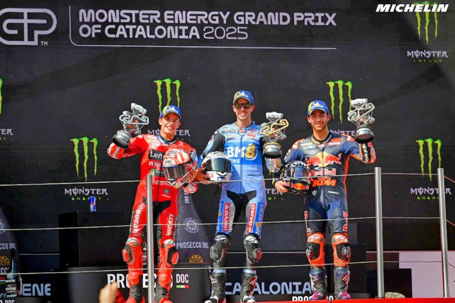 Marc Márquez, Alex Márquez y Enea Bastianini en el podio del GP de Catalunya.