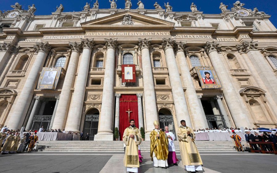 La Basílica de San Pedro, ayer, durante la misa de cononización de san Carlo Acutis y san Pier Giorgio Frassati .