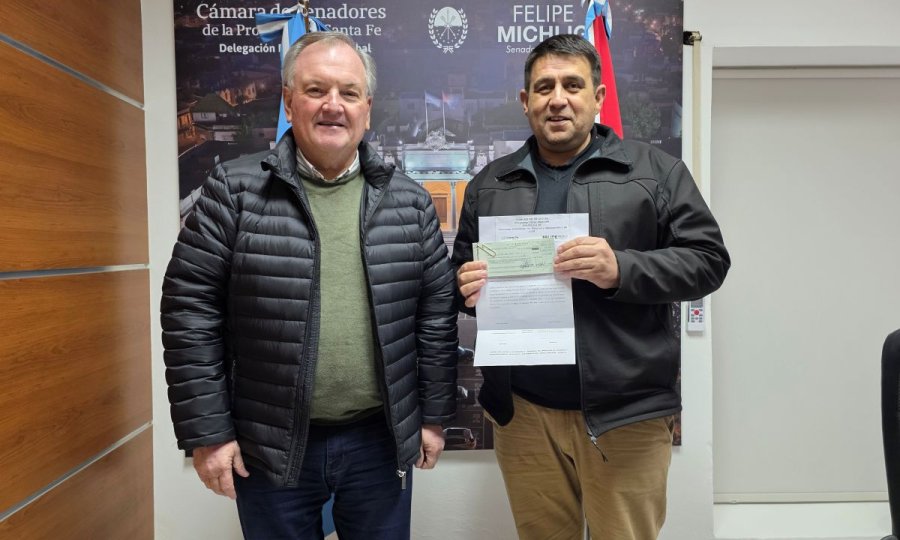 Felipe Michlig y Lucas Bussi durante la entrega.