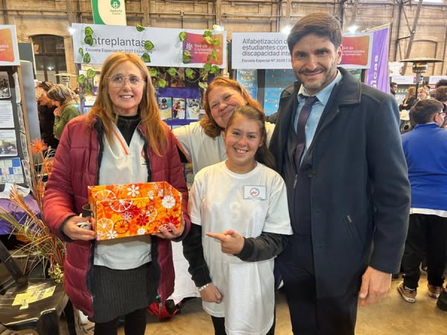 Representantes de la Escuela con el gobernador Maximiliano Pullaro.