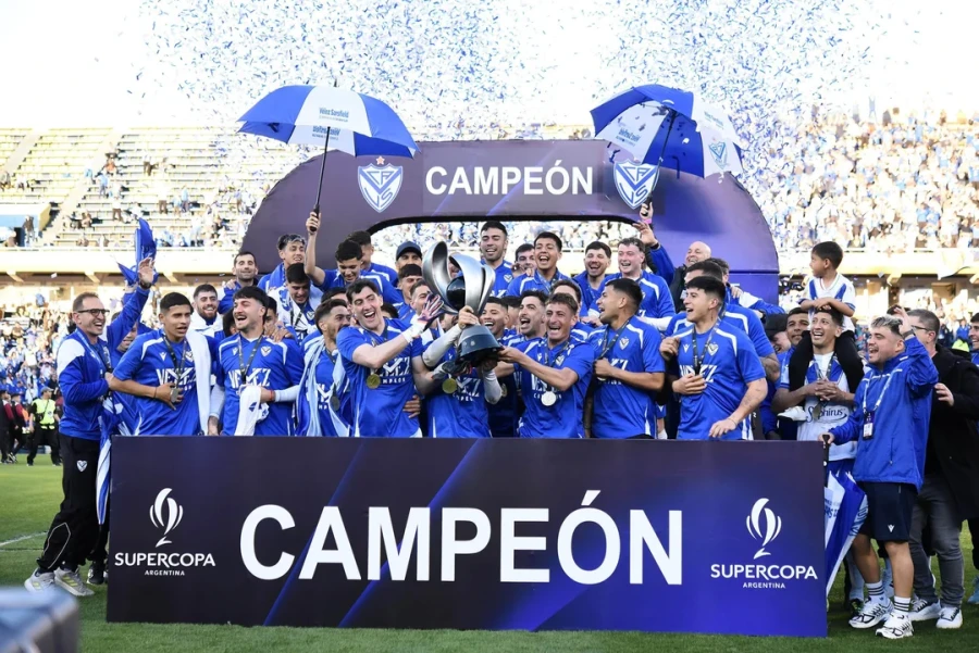 GRAN PRESENTE. El equipo de Liniers suma trofeos.