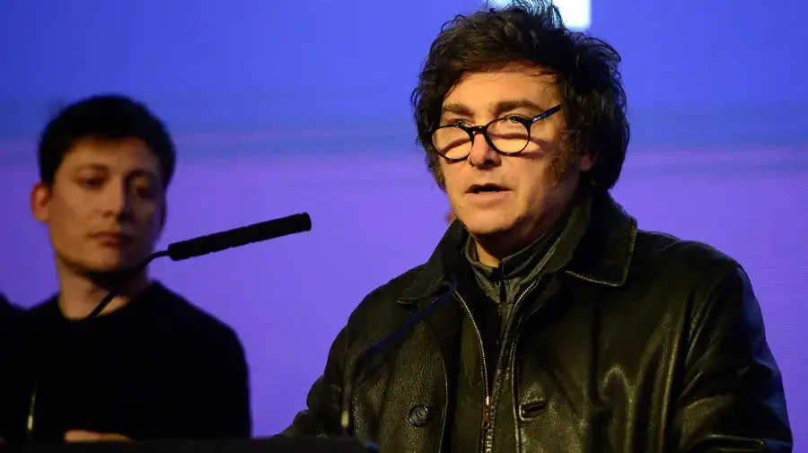 TRAS LA DERROTA ELECTORAL. Milei conformará una mesa política con funcionarios propios y una de diálogo con los gobernadores.