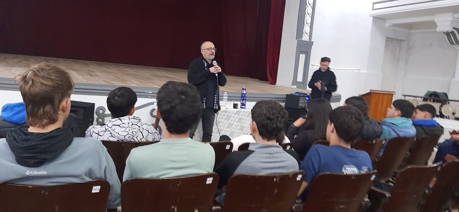 Parisi en el Kadima durante su exposición ante los estudiantes.