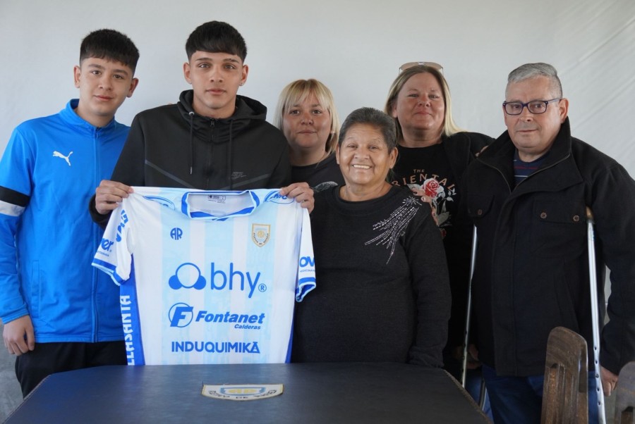 PROFESIONAL. Grandoli, junto a su familia, luego de la firma.