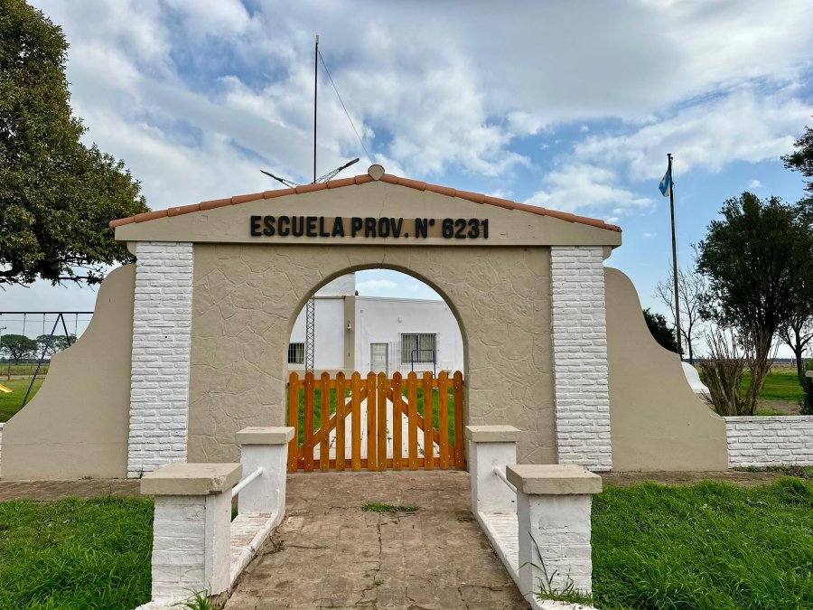 Puerta de acceso al establecimiento educativo.