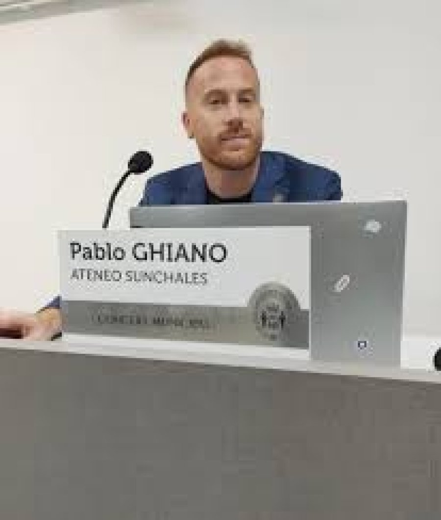 El edil Pablo Ghiano en su banca.