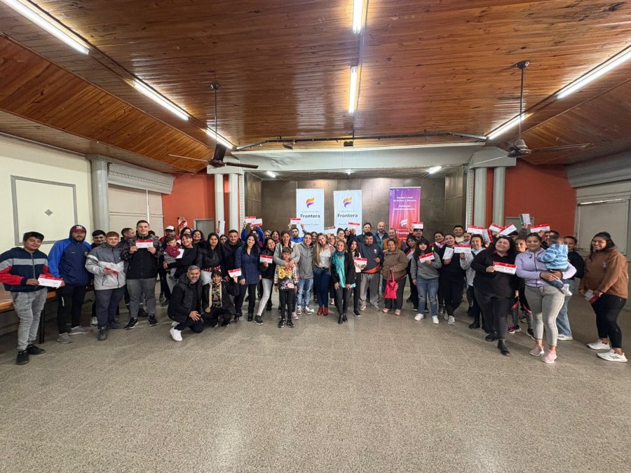 Los becarios junto a las autoridades.