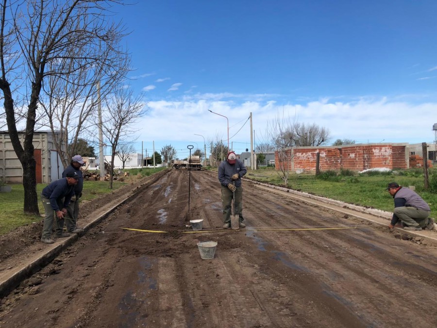 PAVIMENTO. Obreros comunales en la tarea que dio comienzo a la aguardada obra.