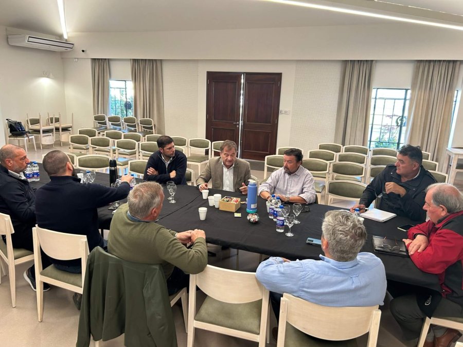 REUNIÓN. Representantes de las dos entidades más importantes de tamberos y las industrias lácteas