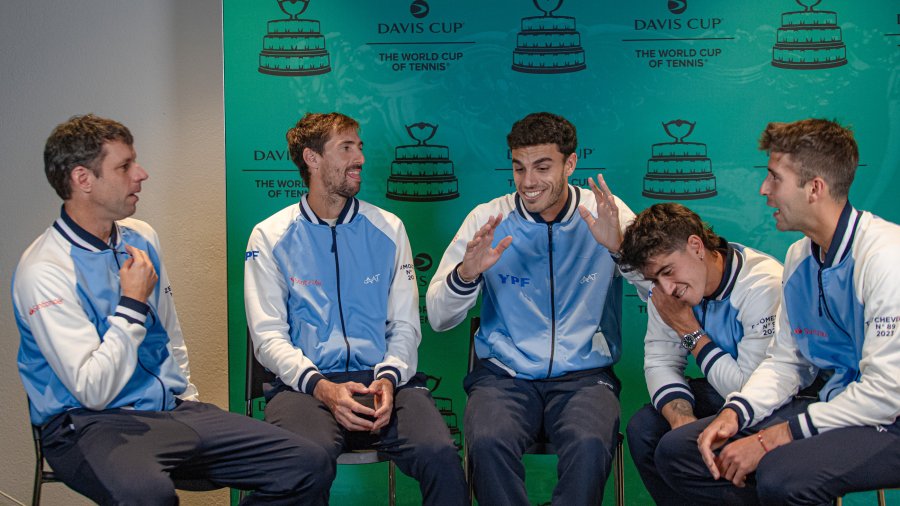 DISTENDIDOS. Los integrantes del equipo argentino antes de comenzar el duelo.