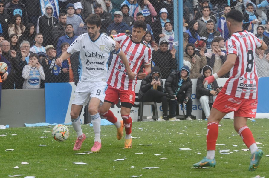 FIGURA. Lucas Albertengo, capit&aacute;n y goleador, tuvo un gran cl&aacute;sico ante 9 de Julio.