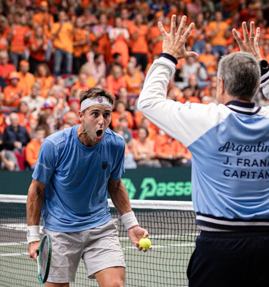 Tomás Etcheverry ganó el primer punto para Argentina al vencer a Jesper De Jong por 6-4 y 6-4