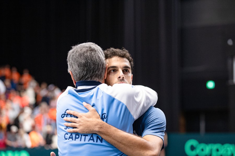 El abrazo de Cerúndolo con el capitán Frana.