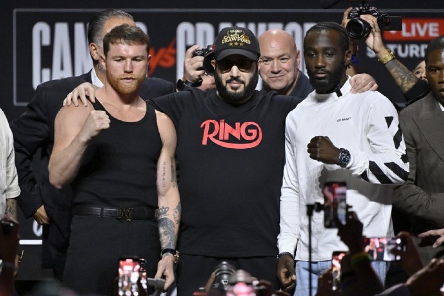 Canelo y Crawford, abrazados por el ministro saudita Turki Alalshikh, uno de los promotores de la pelea. El otro, al fondo, Dana White, presidente de la UFC