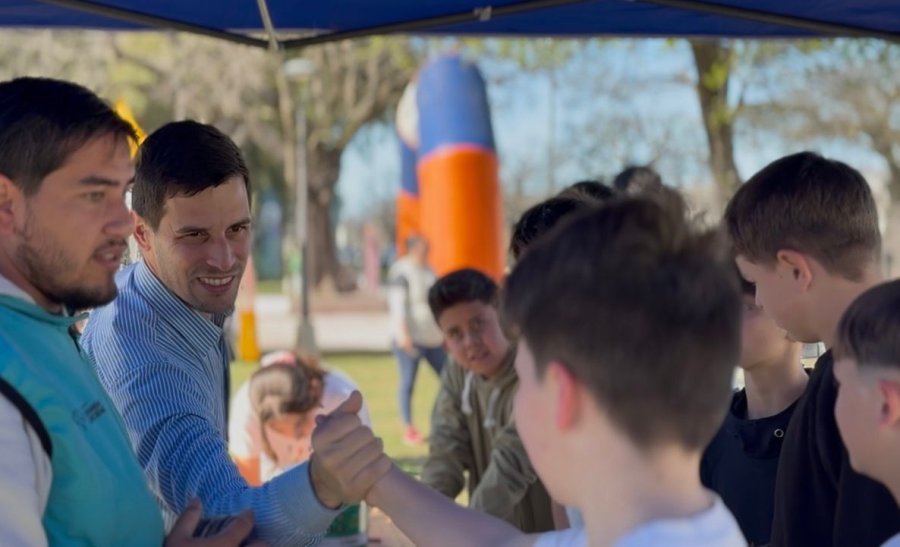 JUNTOS. El intendente Viotti y los estudiantes rafaelinos en el Fan Fest de los JADAR 2025.