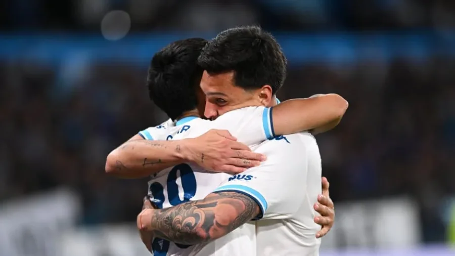 El abrazo entre Solari y Colombo, autores de los goles para la victoria de Racing sobre San Lorenzo.
