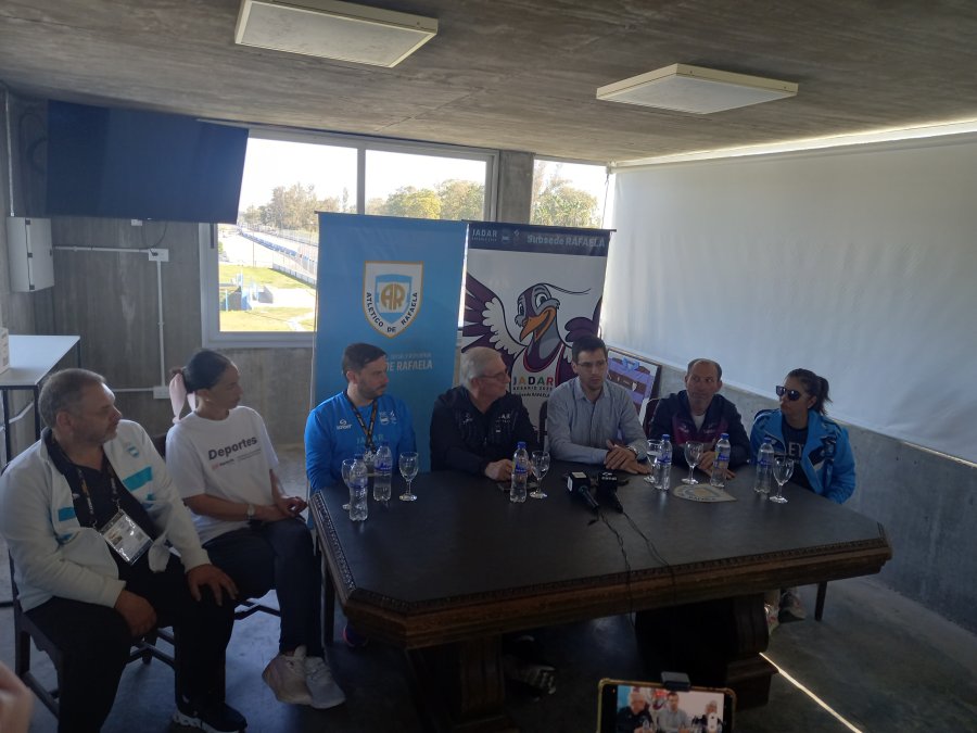 CONFERENCIA.Fue en el autódromo.